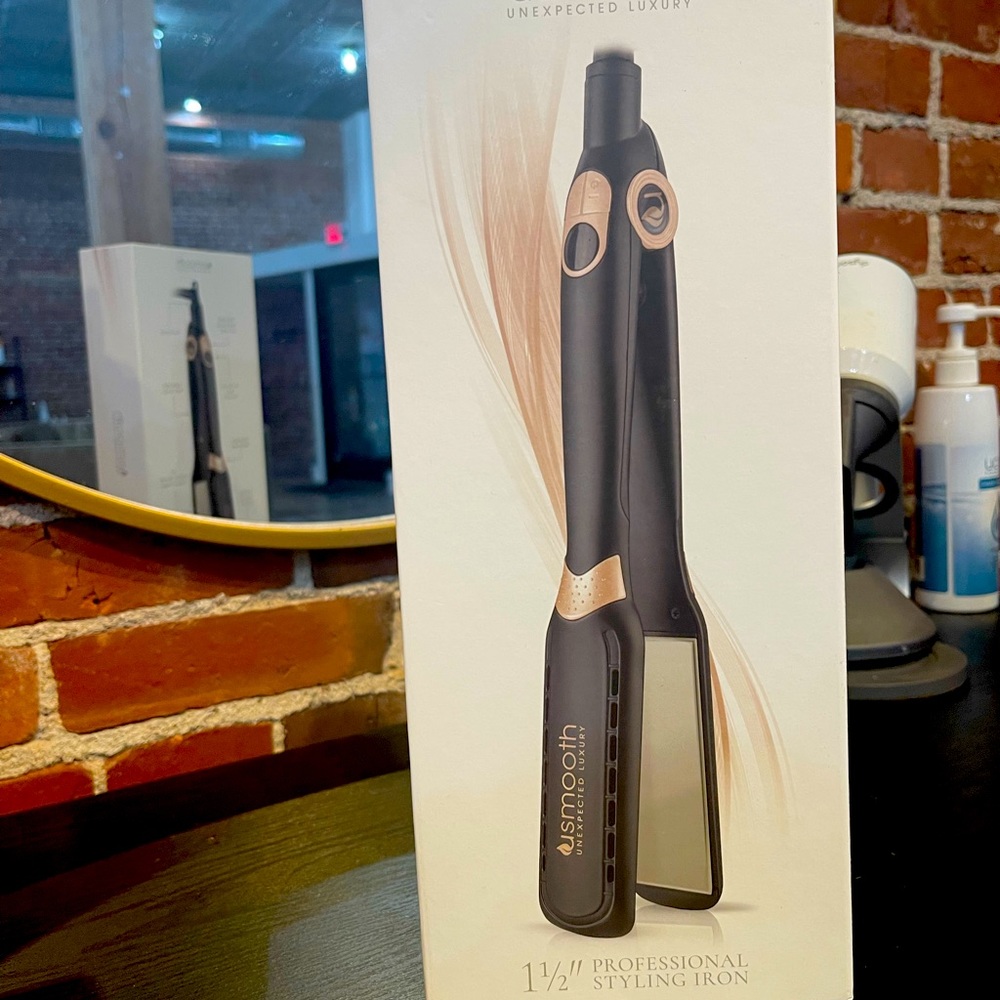 New never used Usmooth 1.5” flat iron, styling iron